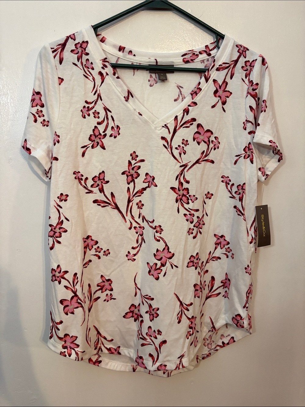 NWT: Style & Co. Women’s White V-Neck Floral Tee with Pink Print Size Medium